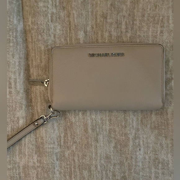 Michael Kors wallet - Picture 1 of 2